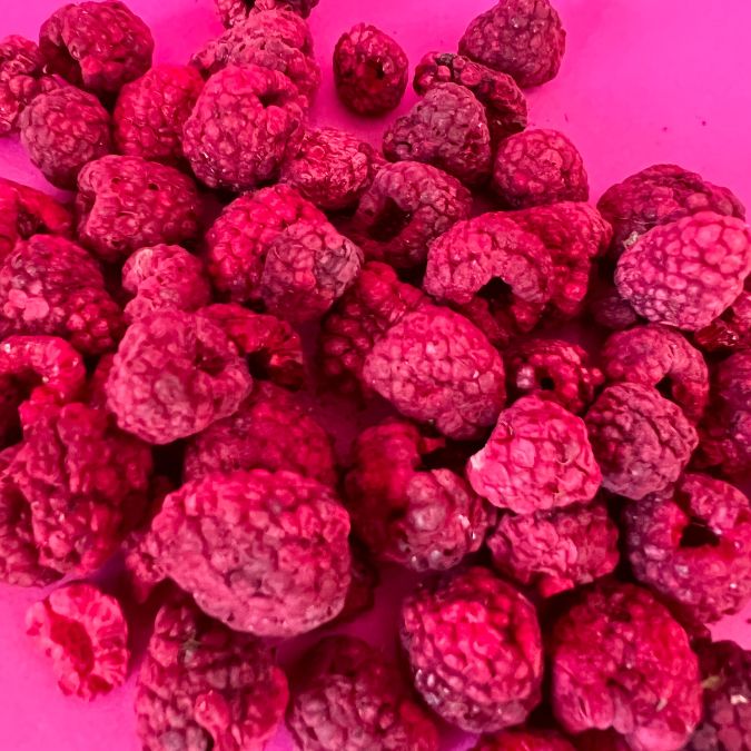 freeze-dried-raspberries-superfoods-supersnacks-nutriboom-liofilizetas-avenes-ogas-berries-spacefood-snacks-food
