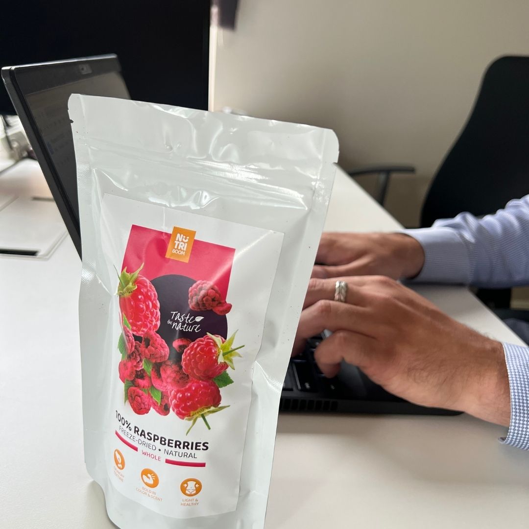 raspberries-freeze-dried-nutriboom-healthy-snacks-natural-treats-sweets-office-tasty-crunchy-on-the-go-sustainable-clean-label-whole-foods-fruits-1