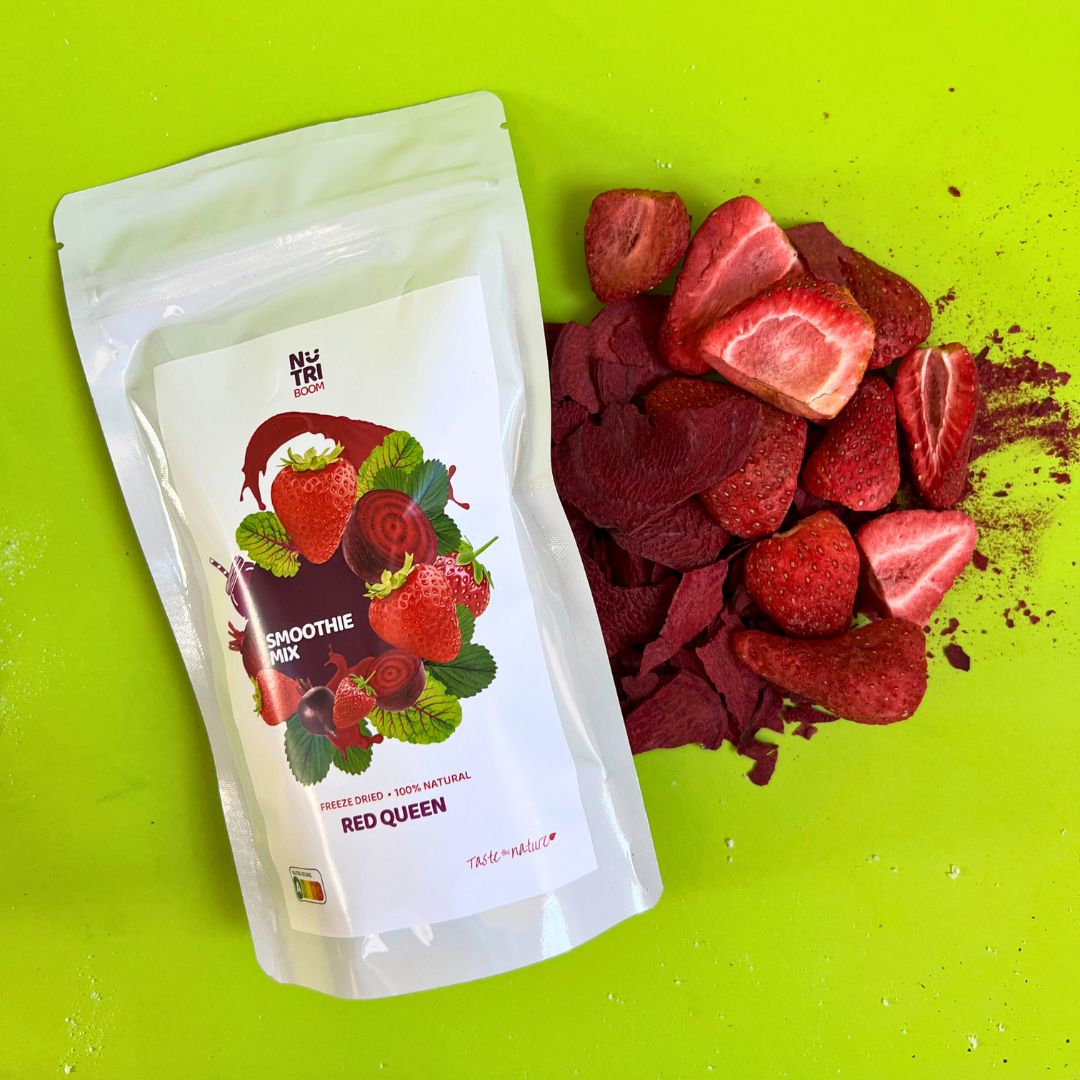 smoothie-blend-red-queen-nutriboom-from-freeze-dried-strawberries-beetroots-healthy-snacks