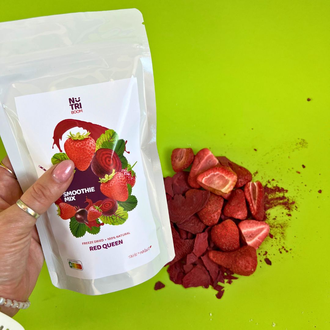 smoothie-blend-red-queen-nutriboom-from-freeze-dried-strawberries-beetroots-healthy-snacks