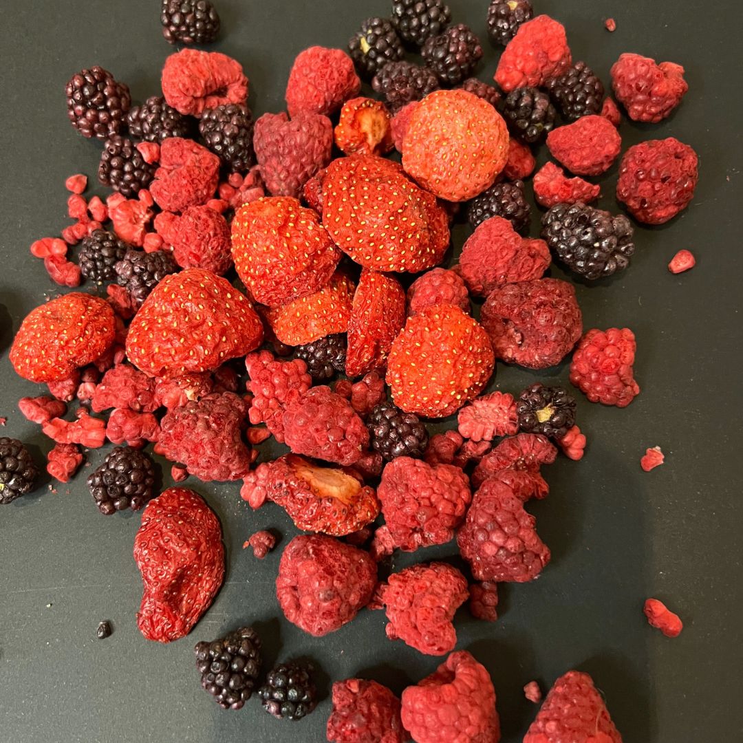 berries-mix-raspberries-blackberries-strawberries-freeze-dried-snakcs-bio-biological-organic-eco-nutriboom-liofilizetas-biologiskas-ogas-berries-ogu-mix-avenes-kazenes-zemenes-eko-uzkodas